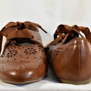 Steve Madden brown oxford shoes Flower cut-outs